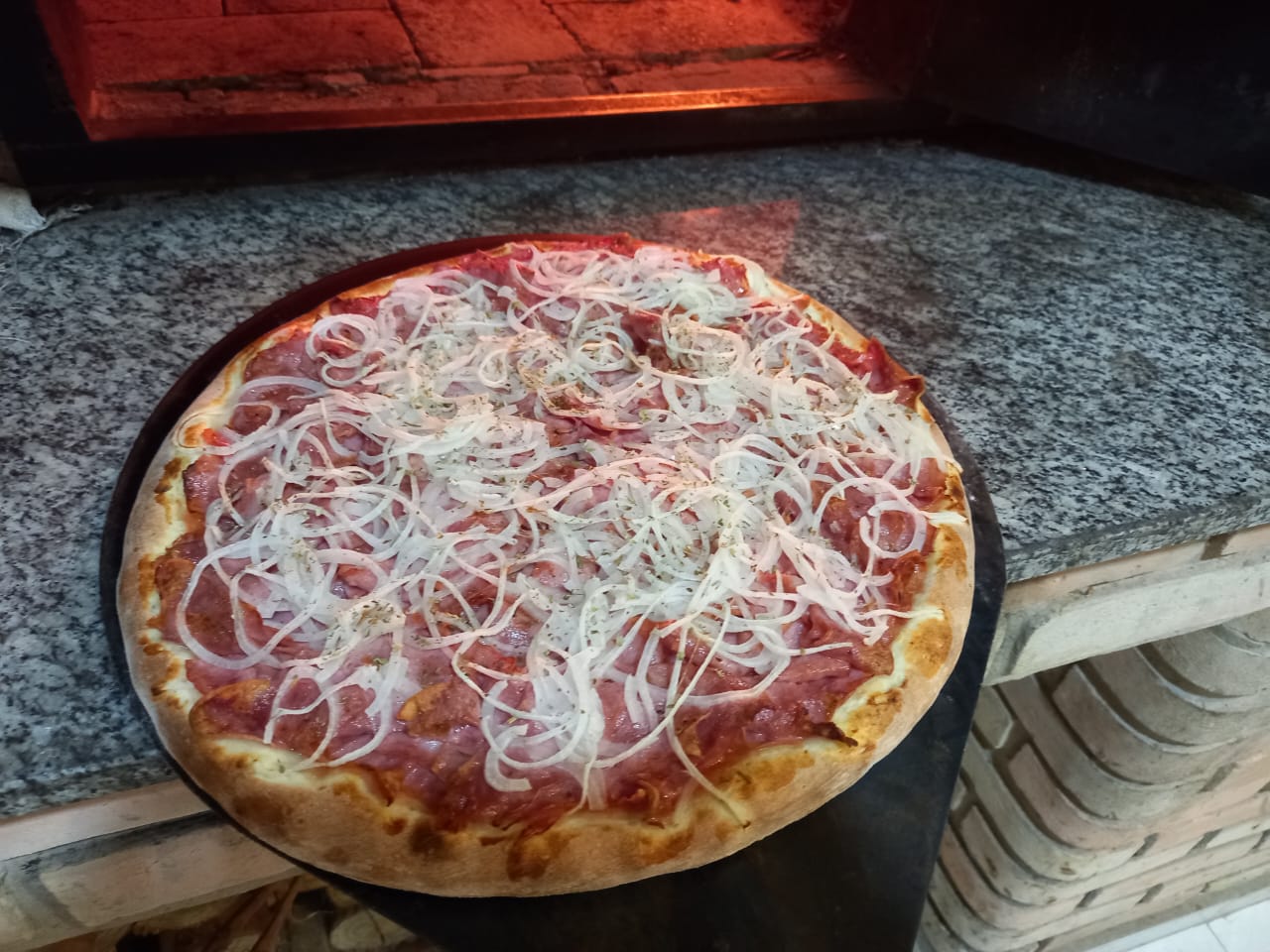 Pizza Calabresa da Pizzaria Dom Roque, feita no forno a lenha