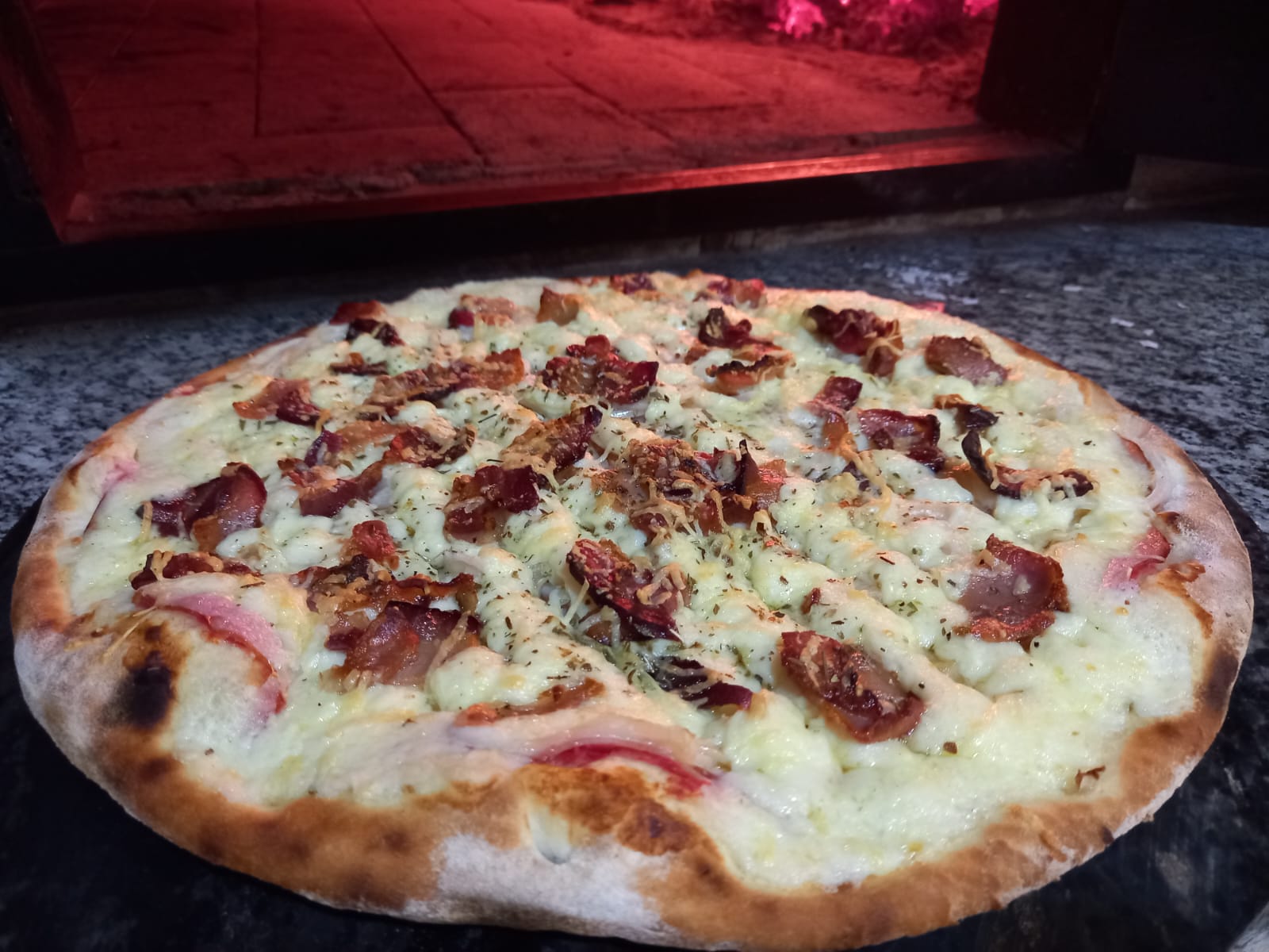 Pizza Dom Roque da Pizzaria Dom Roque, feita no forno a lenha
