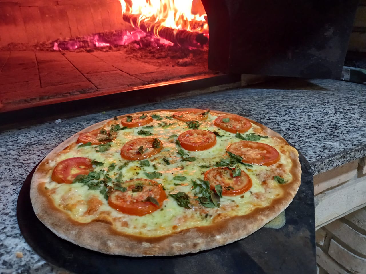 Pizza Margherita da Pizzaria Dom Roque, feita no forno a lenha
