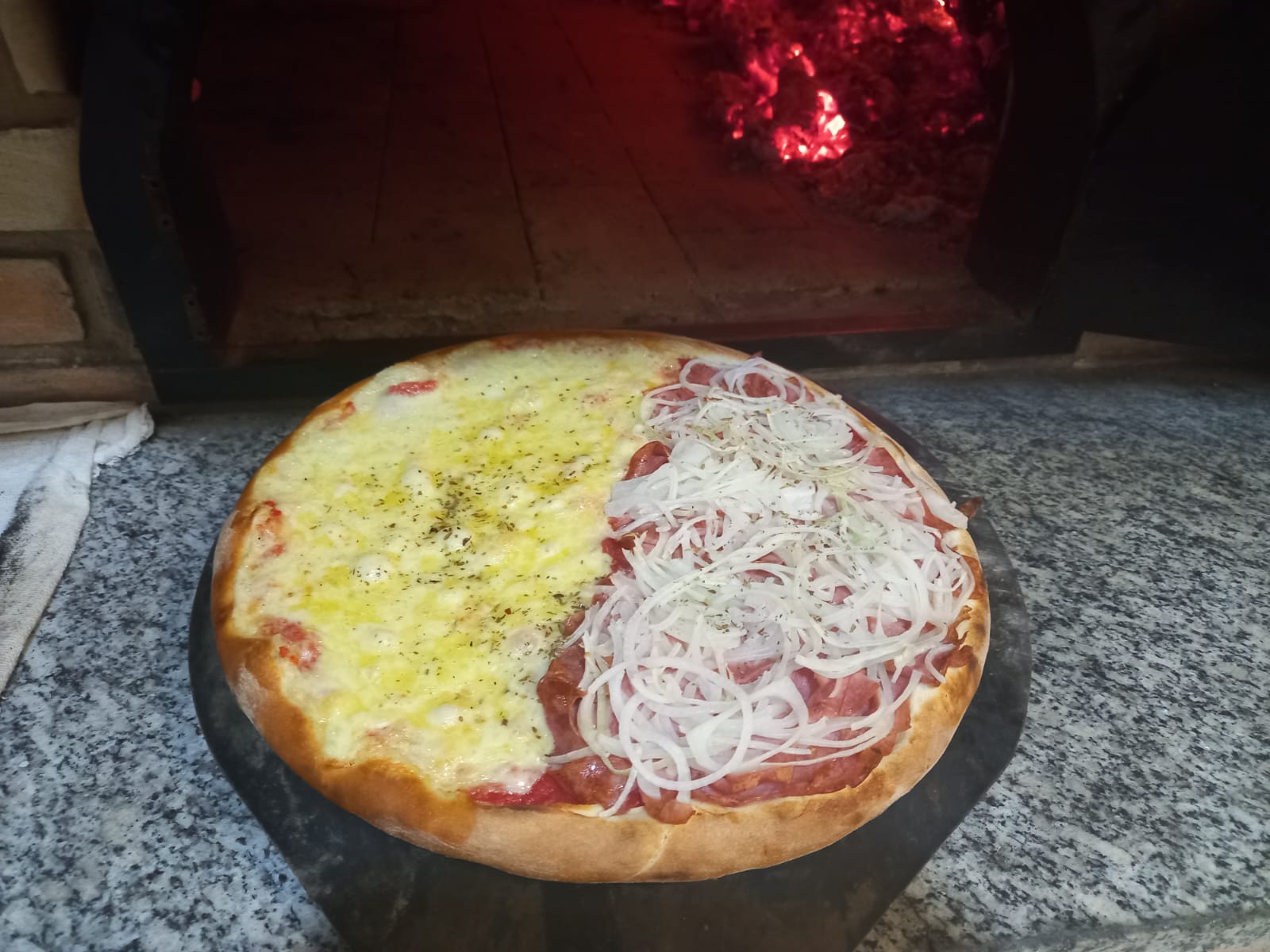 Pizza Meia Calabresa, meia Mussarela da Pizzaria Dom Roque, feita no forno a lenha