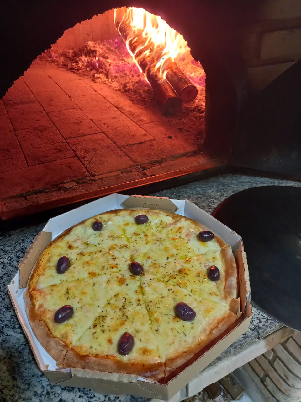 Pizza Mussarela da Pizzaria Dom Roque, feita no forno a lenha